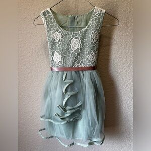 Little girls sleeveless dress.